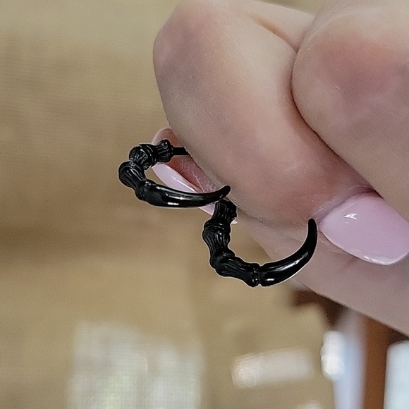 🔥LAST PAIR🔥 Raven's Claw Screw Back Earrings, unisex - Picture 4 of 7